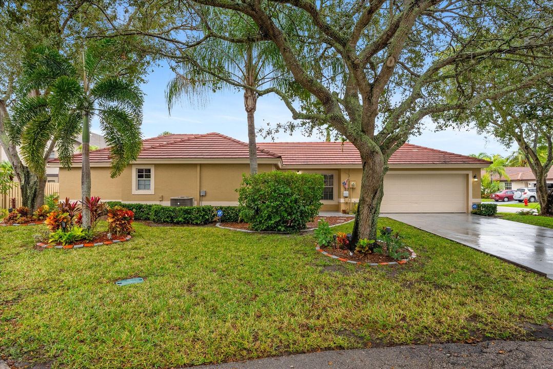 For Sale: $525,000 (3 beds, 2 baths, 1259 Square Feet)