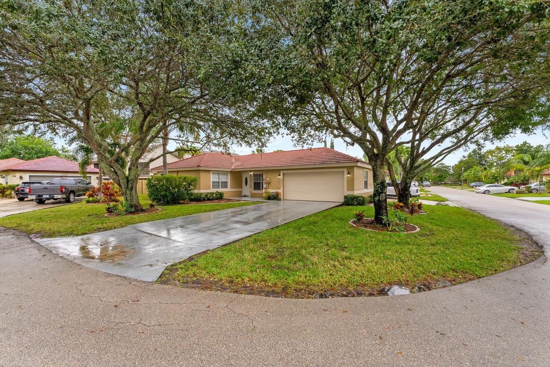 For Sale: $525,000 (3 beds, 2 baths, 1259 Square Feet)