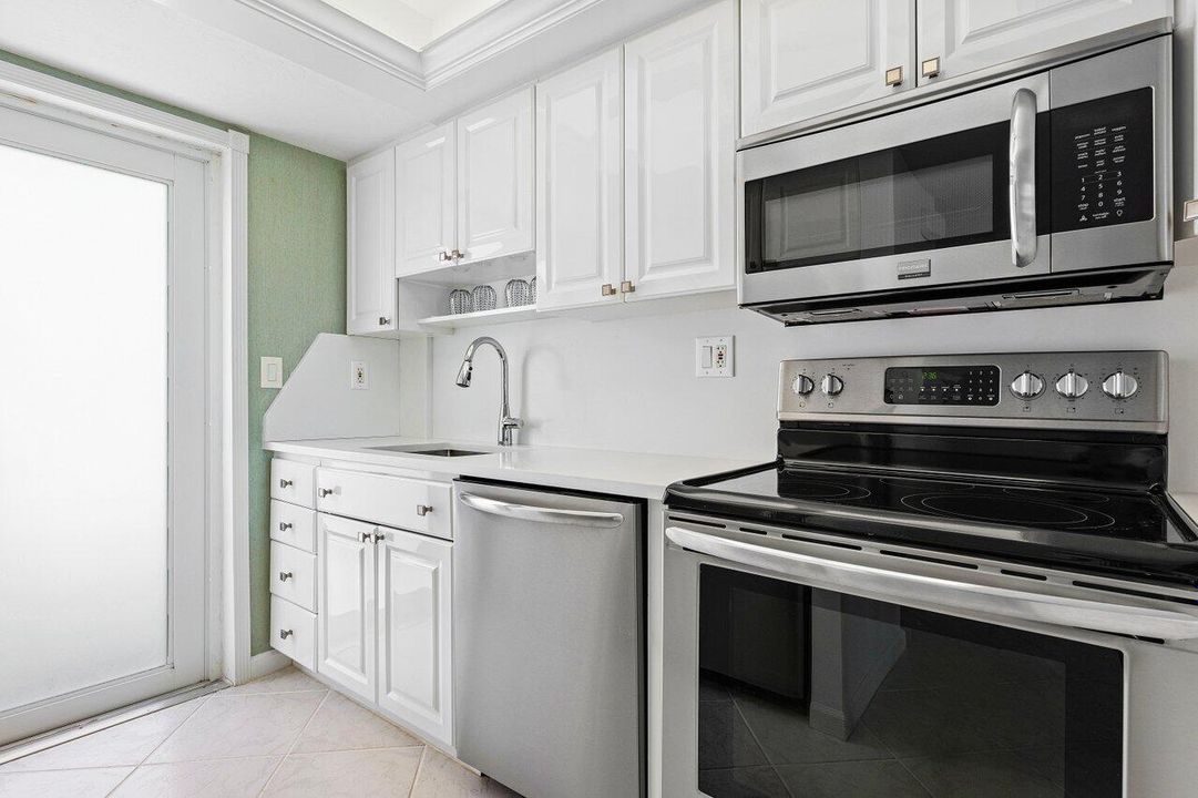 For Sale: $529,000 (1 beds, 1 baths, 690 Square Feet)