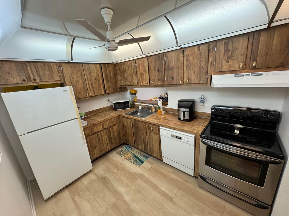 For Sale: $227,500 (2 beds, 2 baths, 930 Square Feet)