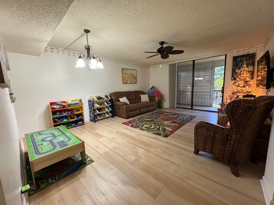 For Sale: $227,500 (2 beds, 2 baths, 930 Square Feet)