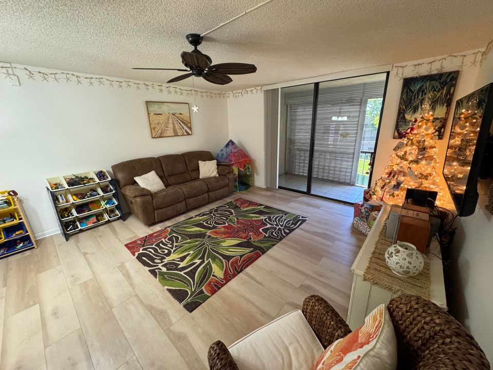 For Sale: $227,500 (2 beds, 2 baths, 930 Square Feet)