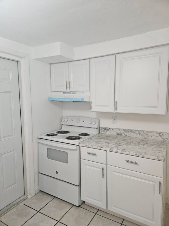 For Rent: $3,200 (3 beds, 1 baths, 1122 Square Feet)