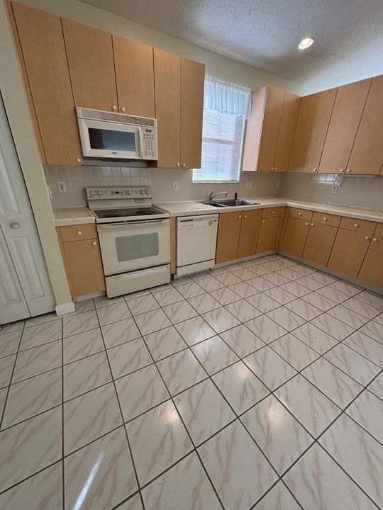 For Rent: $3,000 (3 beds, 2 baths, 1370 Square Feet)