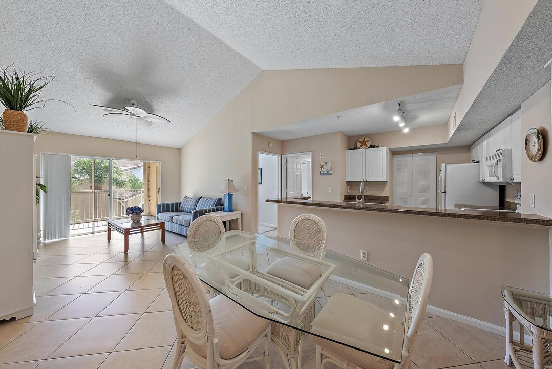 For Sale: $335,000 (2 beds, 2 baths, 991 Square Feet)