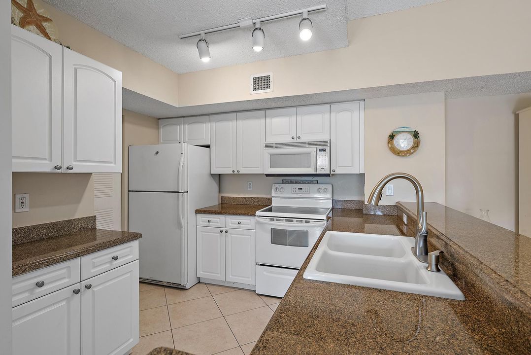 For Sale: $335,000 (2 beds, 2 baths, 991 Square Feet)