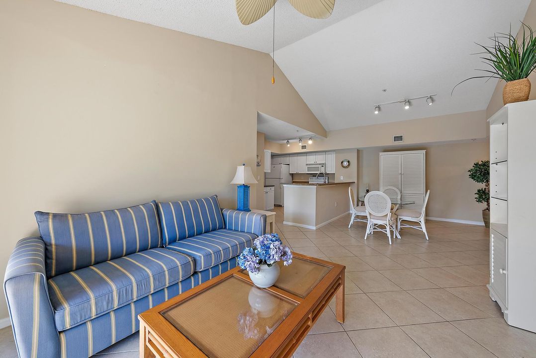 For Sale: $335,000 (2 beds, 2 baths, 991 Square Feet)