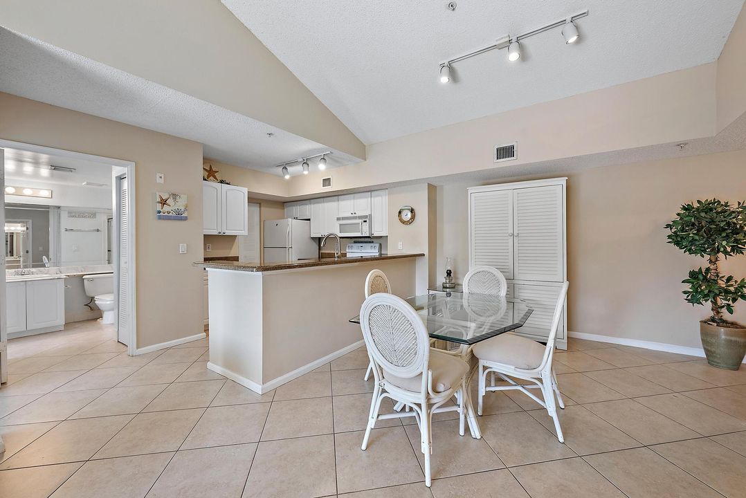 For Sale: $335,000 (2 beds, 2 baths, 991 Square Feet)