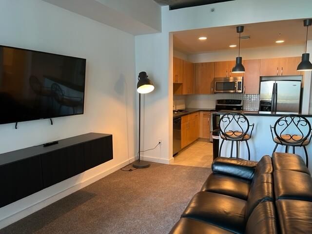 For Rent: $2,300 (1 beds, 1 baths, 643 Square Feet)