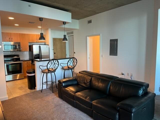 For Rent: $2,300 (1 beds, 1 baths, 643 Square Feet)