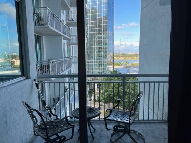 For Rent: $2,300 (1 beds, 1 baths, 643 Square Feet)