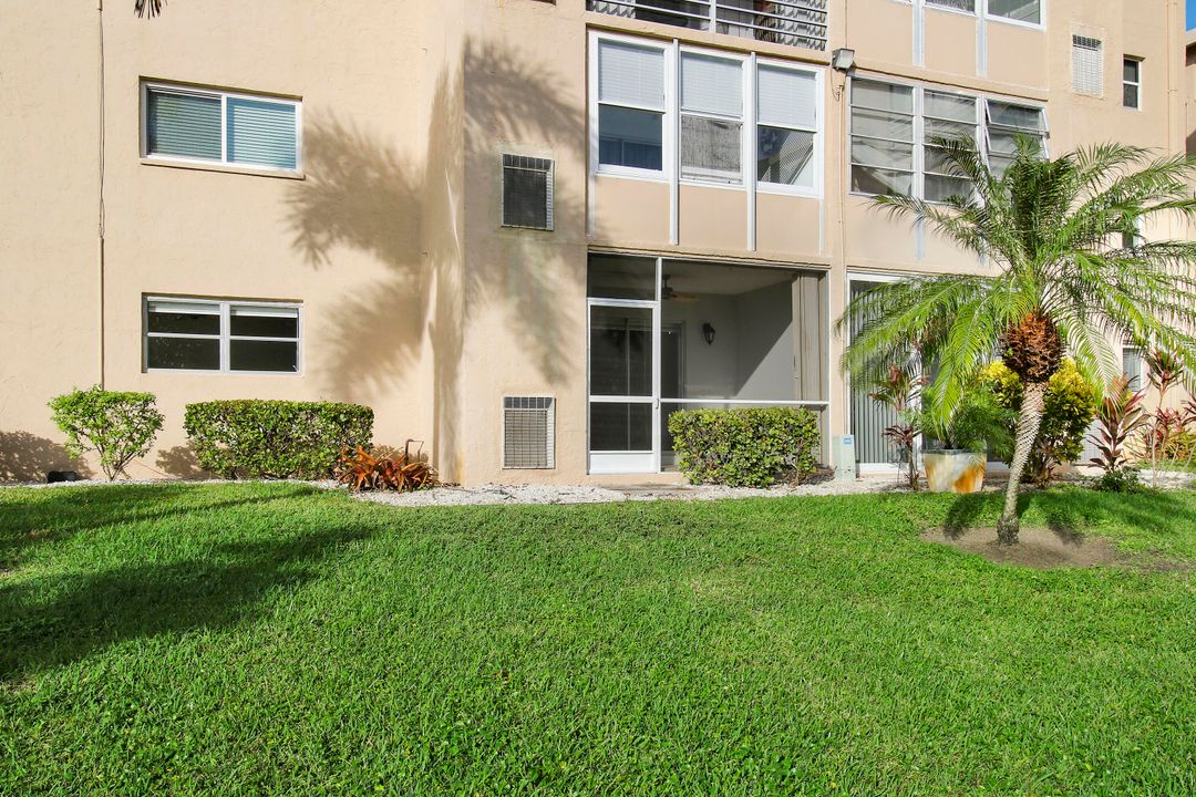 For Sale: $199,999 (2 beds, 2 baths, 982 Square Feet)