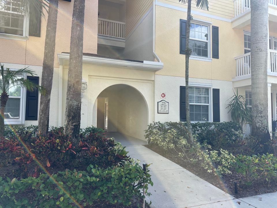 For Rent: $2,850 (2 beds, 2 baths, 1281 Square Feet)