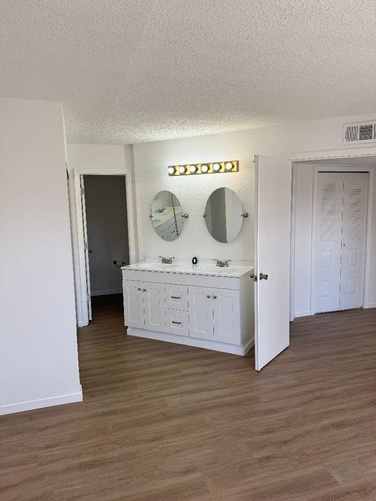 For Rent: $1,800 (2 beds, 2 baths, 886 Square Feet)