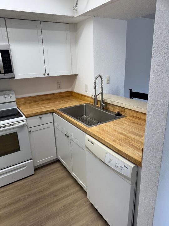 For Rent: $1,800 (2 beds, 2 baths, 886 Square Feet)