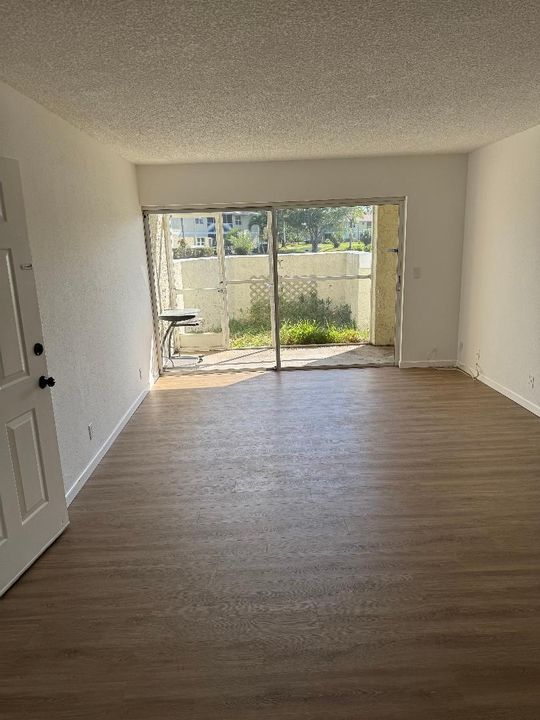 For Rent: $1,800 (2 beds, 2 baths, 886 Square Feet)