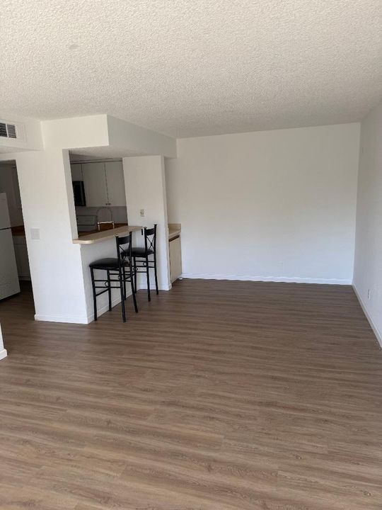 For Rent: $1,800 (2 beds, 2 baths, 886 Square Feet)