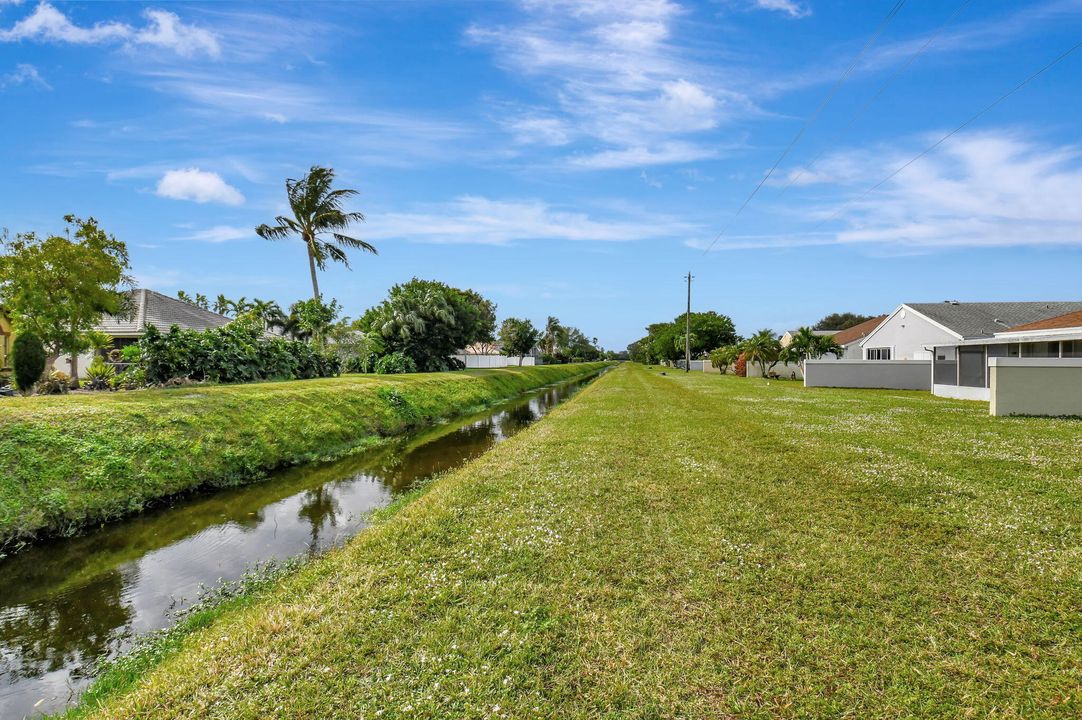 For Sale: $419,000 (2 beds, 2 baths, 1834 Square Feet)