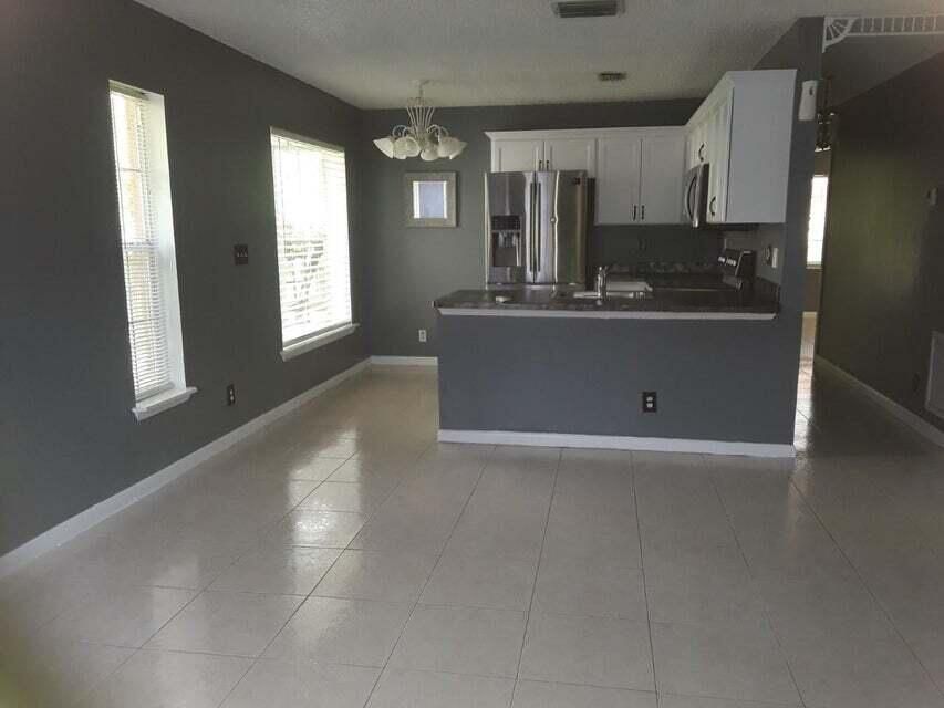 For Rent: $2,750 (2 beds, 2 baths, 861 Square Feet)