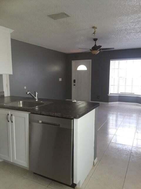 For Rent: $2,750 (2 beds, 2 baths, 861 Square Feet)