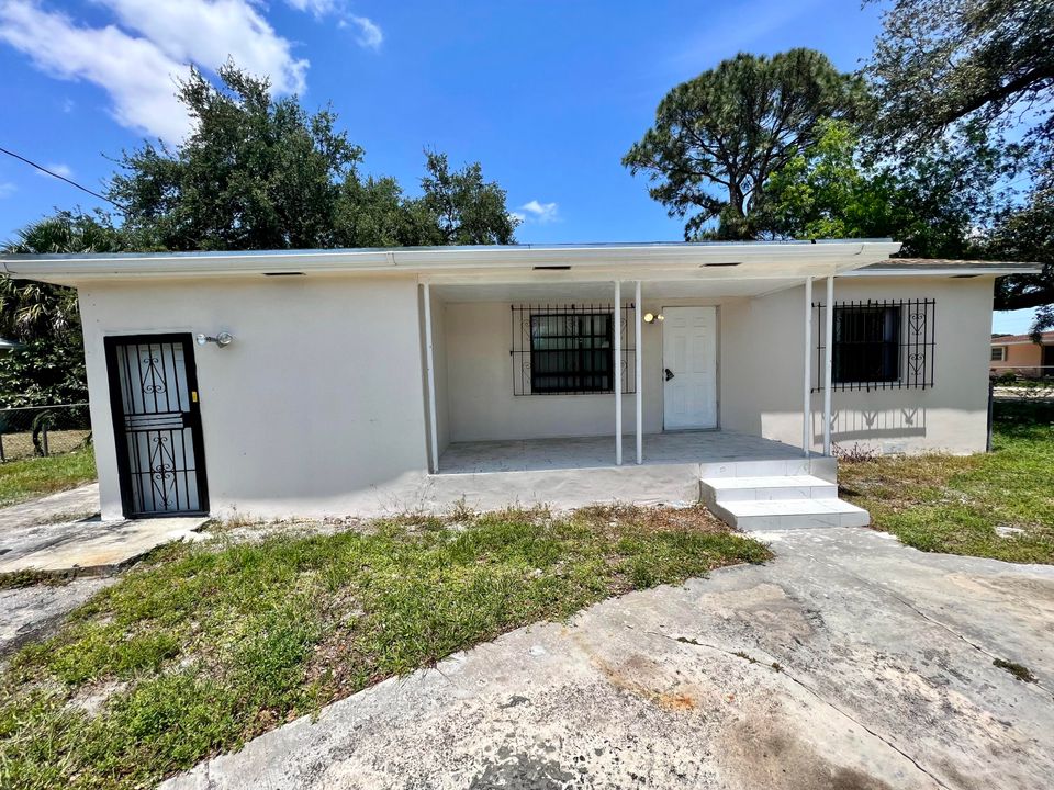 For Rent: $3,400 (4 beds, 2 baths, 1377 Square Feet)