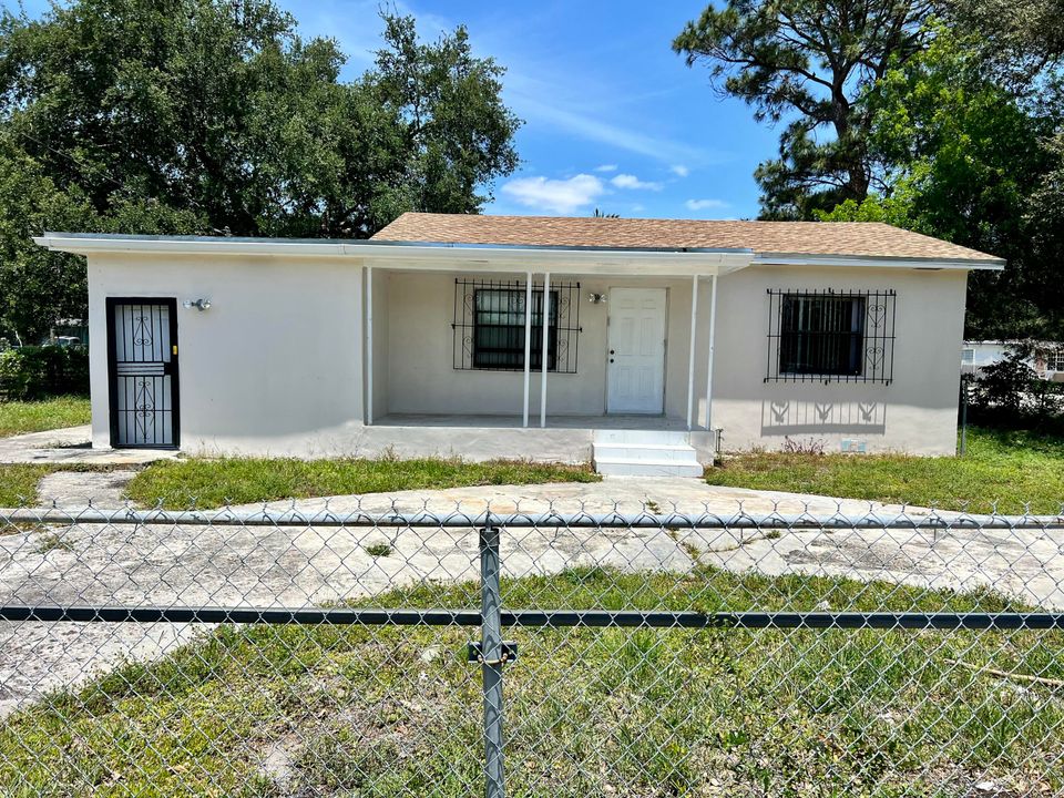 For Rent: $3,400 (4 beds, 2 baths, 1377 Square Feet)