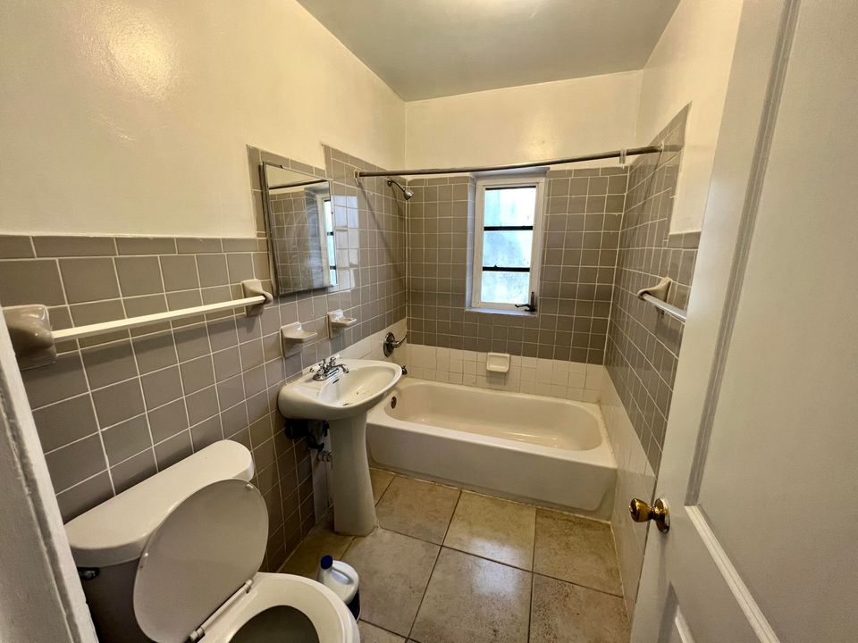 For Rent: $3,400 (4 beds, 2 baths, 1377 Square Feet)