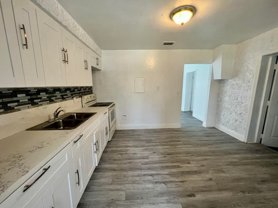 For Rent: $3,400 (4 beds, 2 baths, 1377 Square Feet)