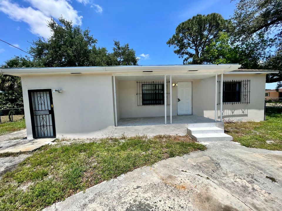 For Rent: $3,400 (4 beds, 2 baths, 1377 Square Feet)