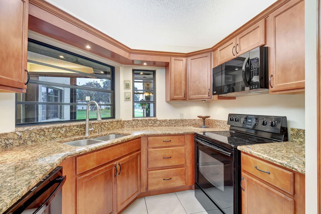 For Sale: $275,000 (2 beds, 2 baths, 1335 Square Feet)