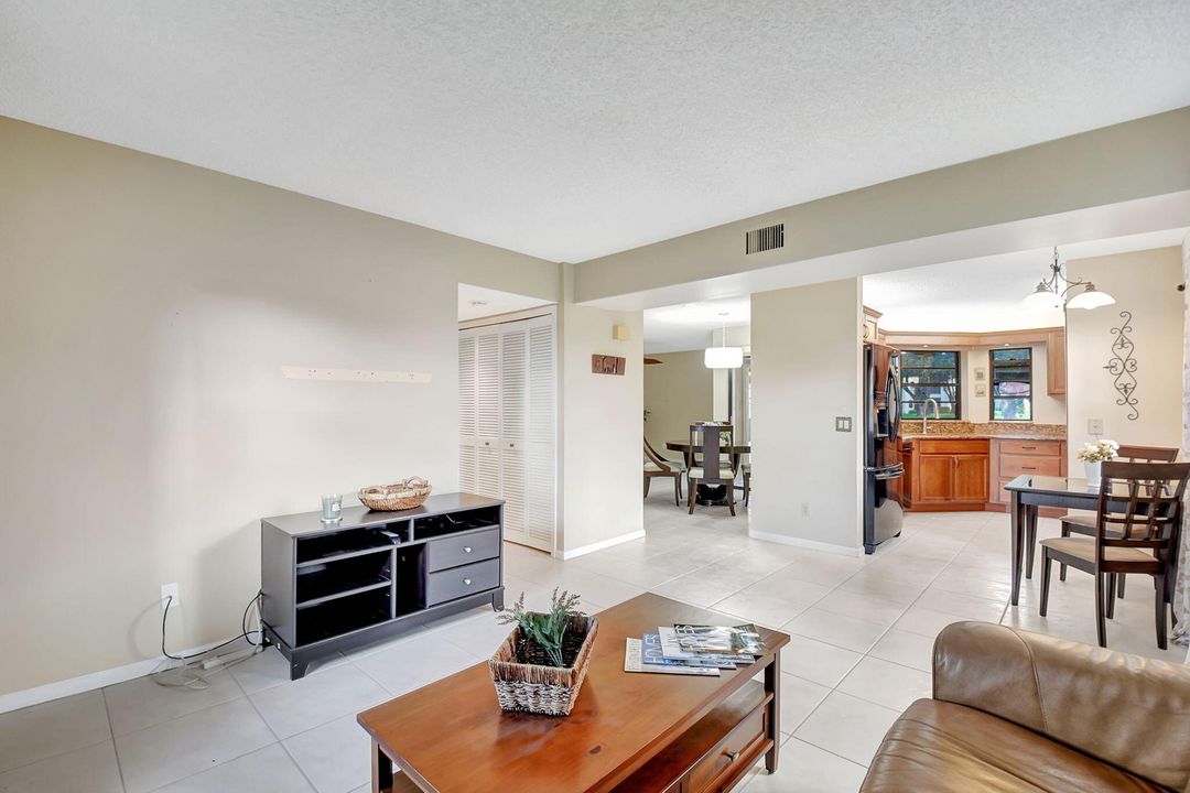 For Sale: $275,000 (2 beds, 2 baths, 1335 Square Feet)