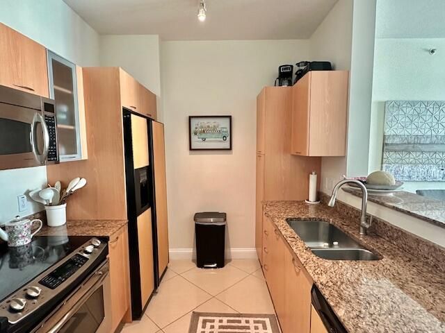 For Rent: $2,400 (1 beds, 1 baths, 782 Square Feet)