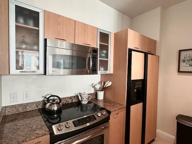 For Rent: $2,400 (1 beds, 1 baths, 782 Square Feet)