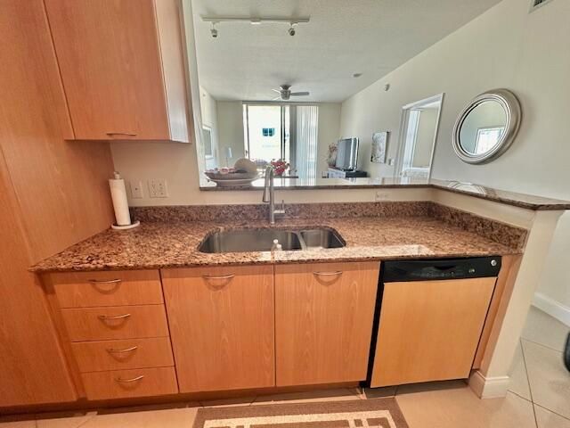 For Rent: $2,400 (1 beds, 1 baths, 782 Square Feet)