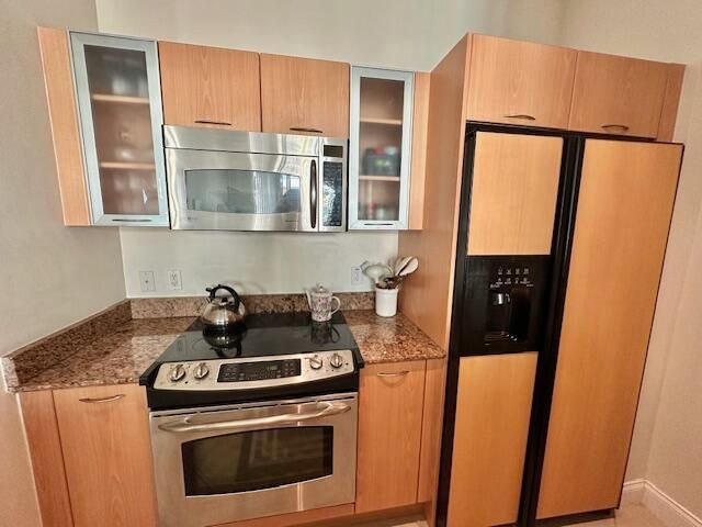 For Rent: $2,400 (1 beds, 1 baths, 782 Square Feet)