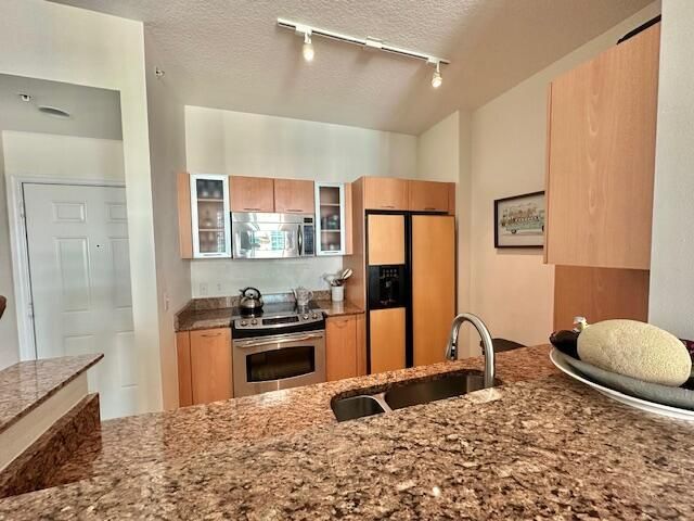 For Rent: $2,400 (1 beds, 1 baths, 782 Square Feet)