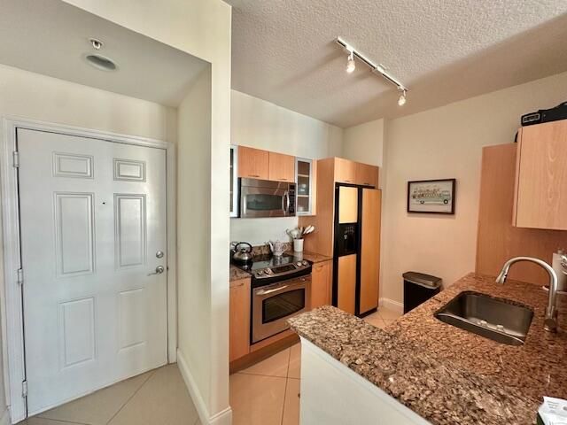 For Rent: $2,400 (1 beds, 1 baths, 782 Square Feet)