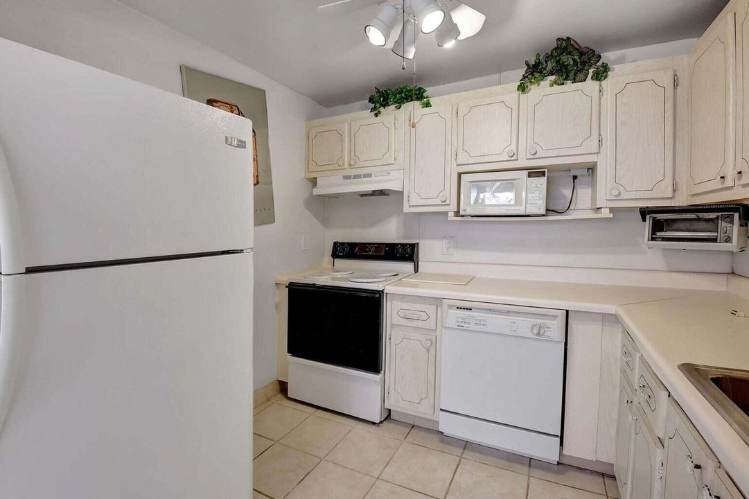 For Sale: $69,900 (1 beds, 1 baths, 720 Square Feet)