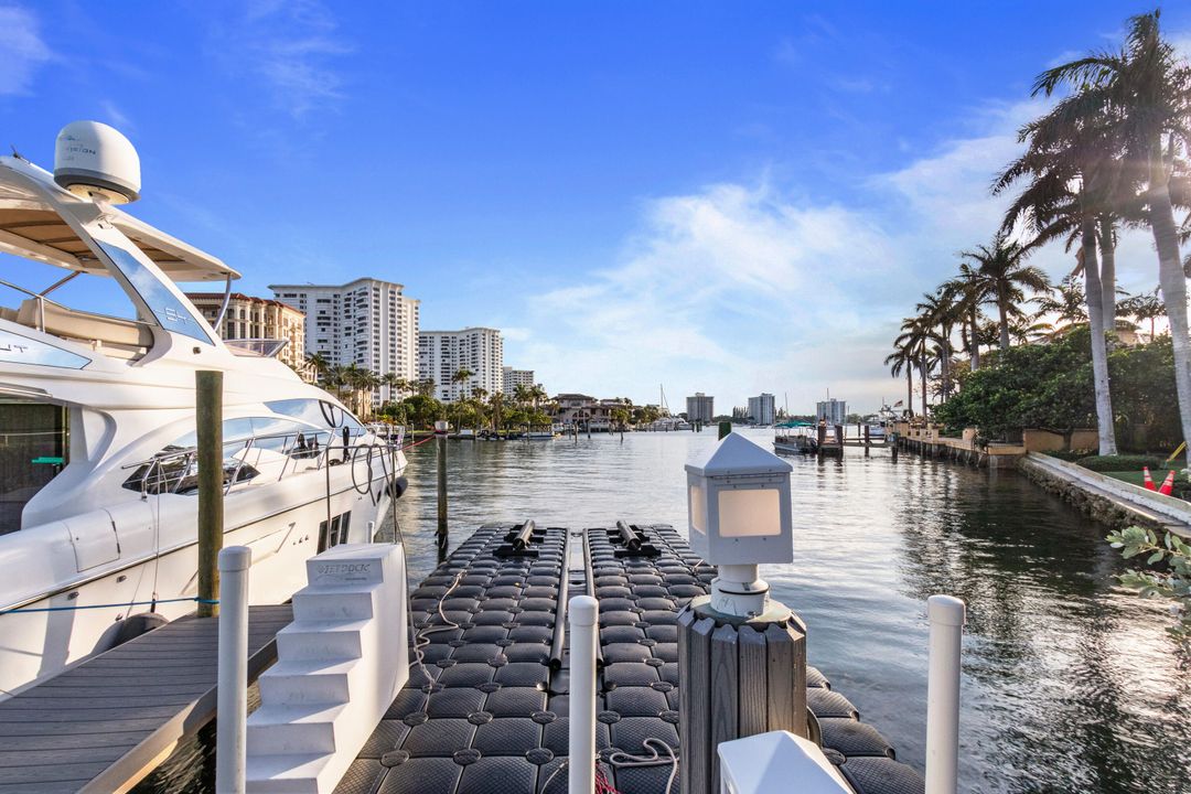 For Sale: $2,399,000 (2 beds, 2 baths, 1526 Square Feet)