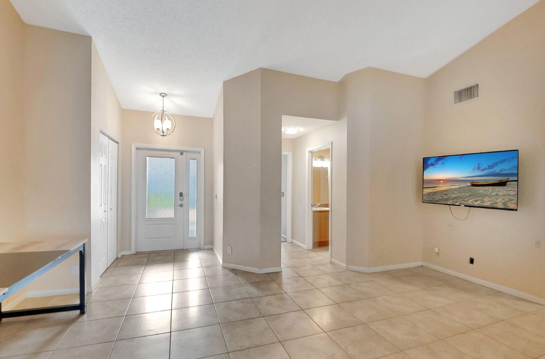 For Sale: $299,000 (2 beds, 2 baths, 1258 Square Feet)