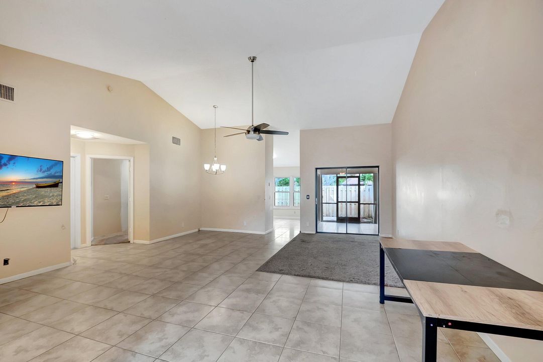 For Sale: $299,000 (2 beds, 2 baths, 1258 Square Feet)