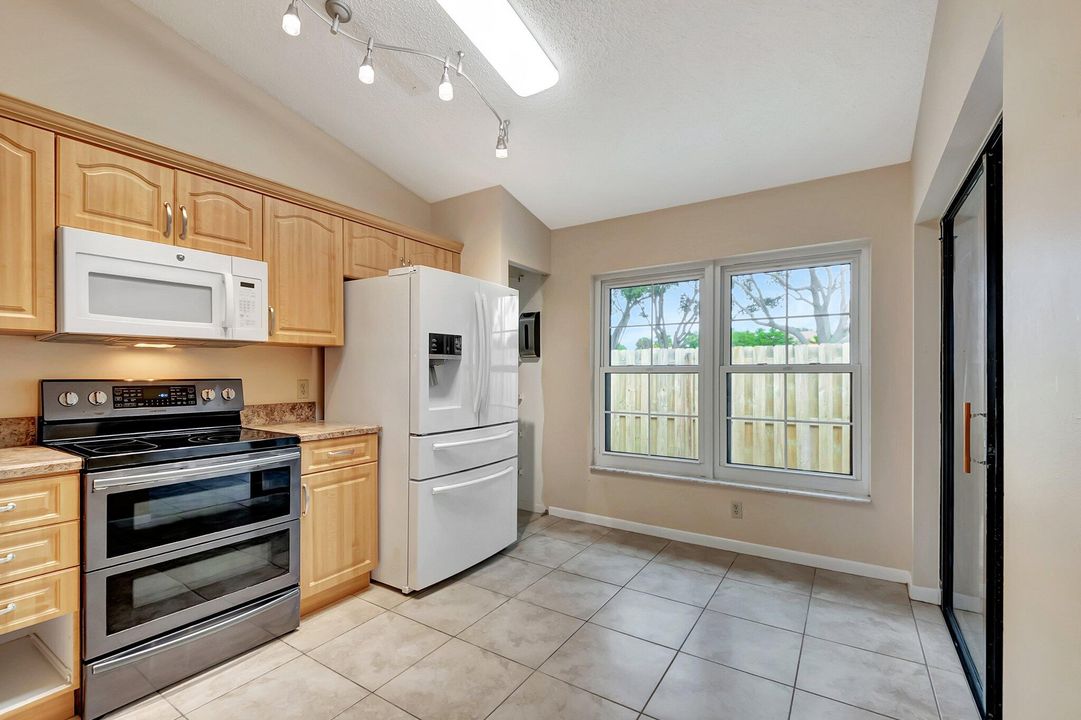 For Sale: $299,000 (2 beds, 2 baths, 1258 Square Feet)