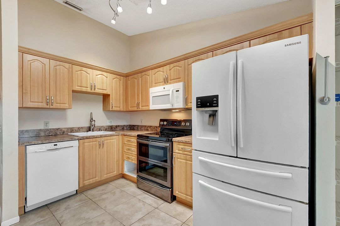 For Sale: $299,000 (2 beds, 2 baths, 1258 Square Feet)