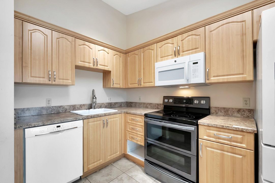 For Sale: $299,000 (2 beds, 2 baths, 1258 Square Feet)