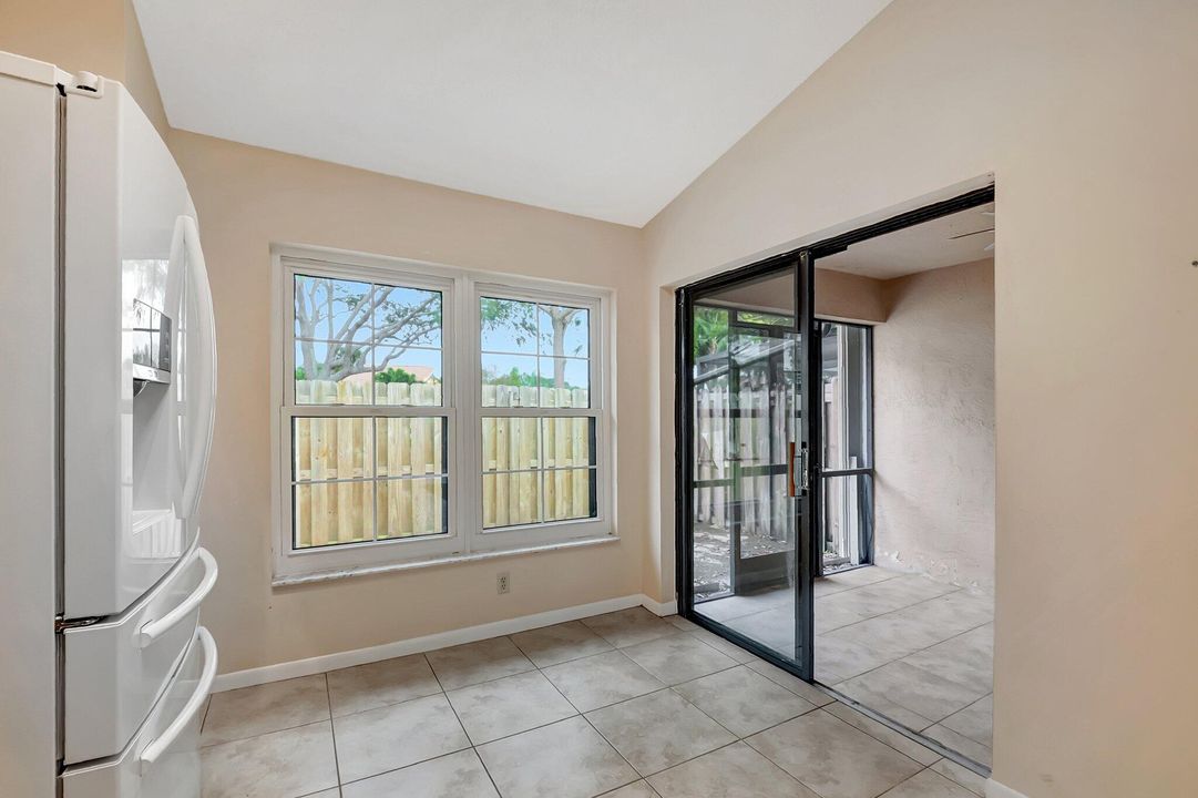 For Sale: $299,000 (2 beds, 2 baths, 1258 Square Feet)