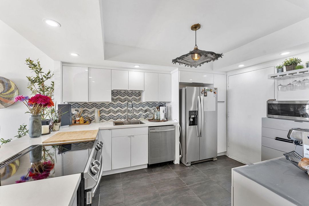 For Sale: $220,000 (1 beds, 2 baths, 861 Square Feet)