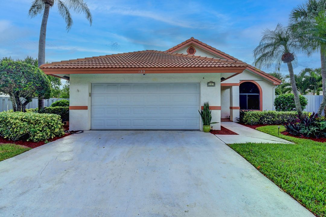 For Sale: $550,000 (3 beds, 2 baths, 1935 Square Feet)