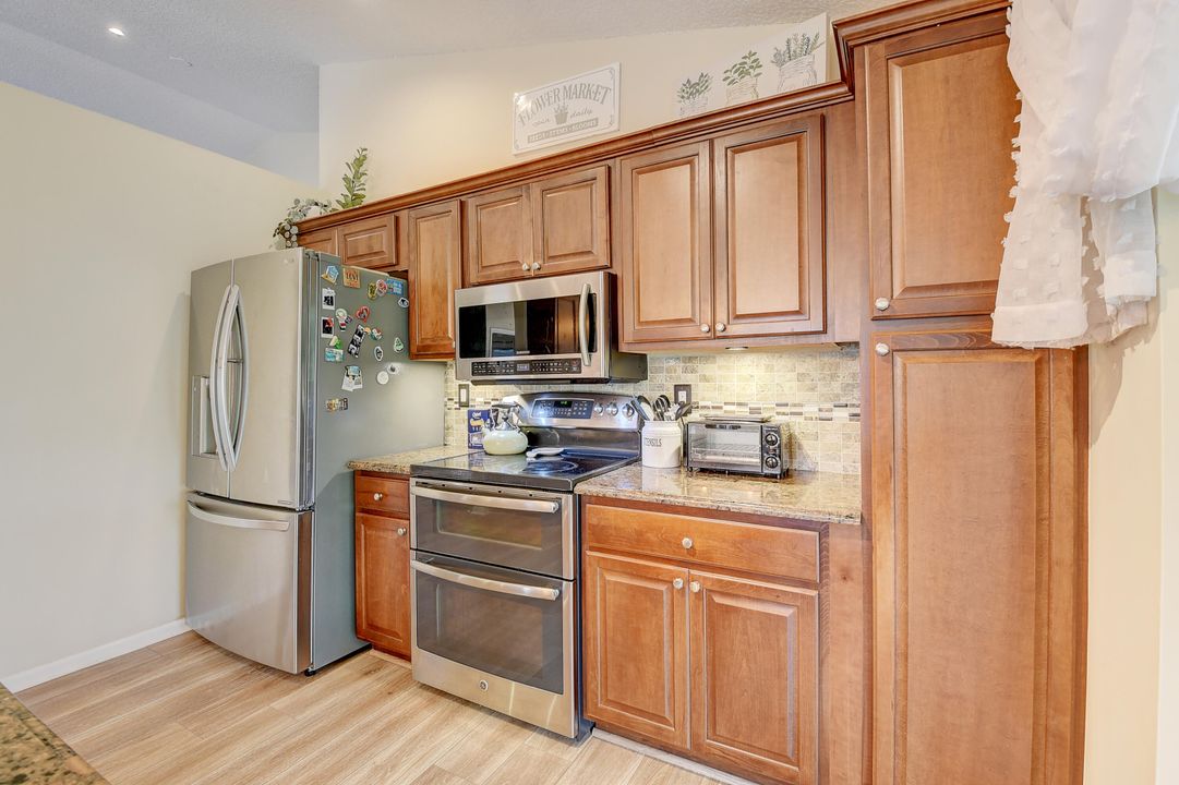 For Sale: $550,000 (3 beds, 2 baths, 1935 Square Feet)