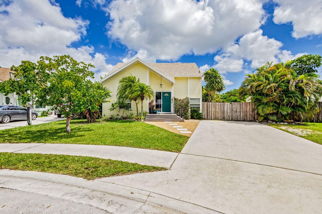 For Sale: $639,900 (3 beds, 2 baths, 1497 Square Feet)