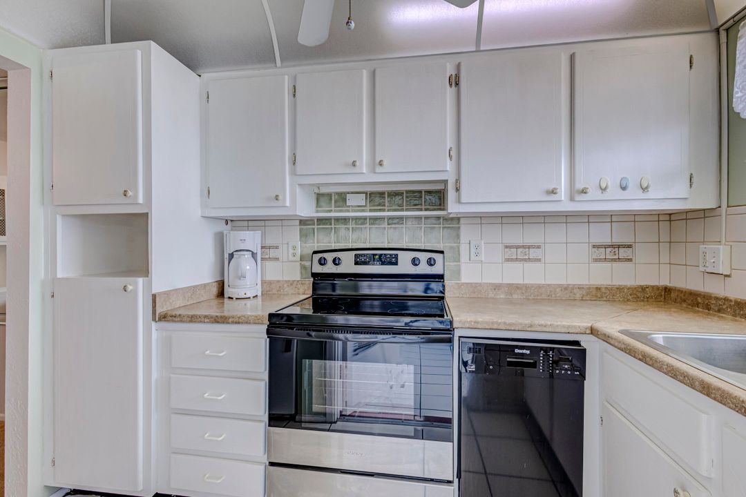 For Sale: $310,000 (2 beds, 2 baths, 966 Square Feet)